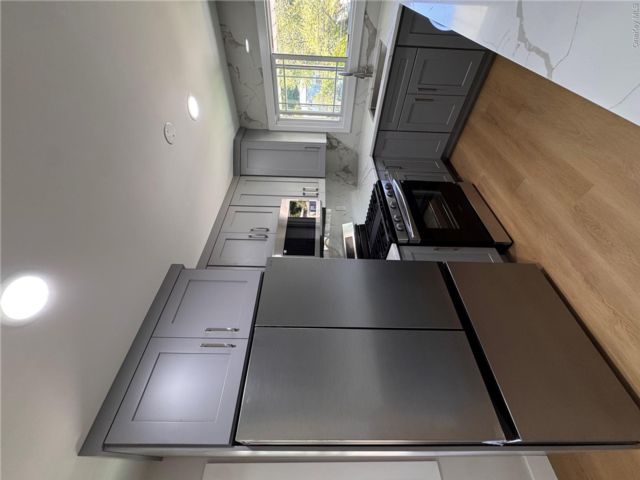  3 BR,  1.00 BTH &nbsp;Full floor apar style home in Yonkers