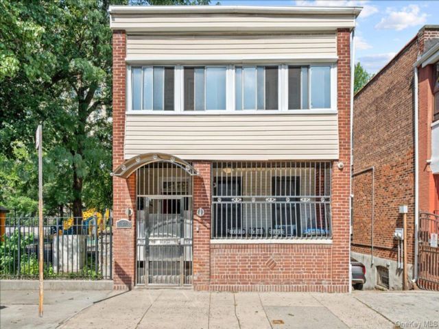  7 BR,  2.00 BTH &nbsp;House style home in Stadium