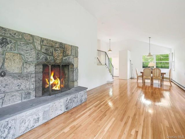  3 BR,  3.00 BTH &nbsp;Split level style home in Port Jefferson