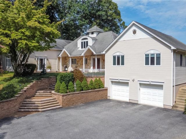  7 BR,  5.00 BTH &nbsp;Exp ranch style home in Centerport
