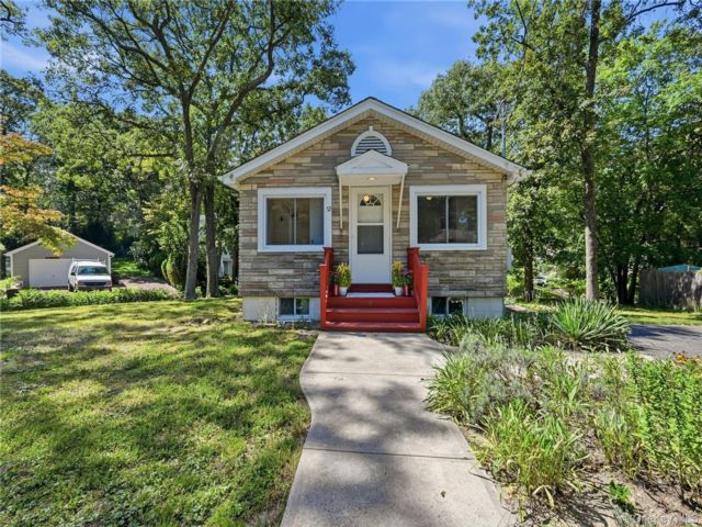  2 BR,  2.00 BTH &nbsp;Bungalow style home in Sound Beach
