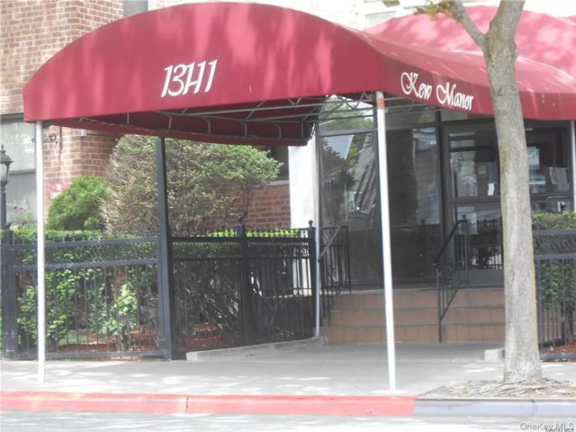  2 BR,  1.00 BTH &nbsp;Mid rise style home in Richmond Hill