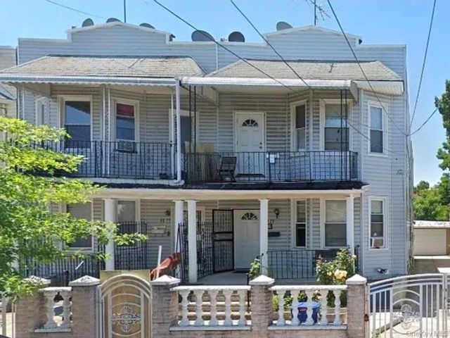  8 BR,  4.00 BTH &nbsp;House style home in Jamaica