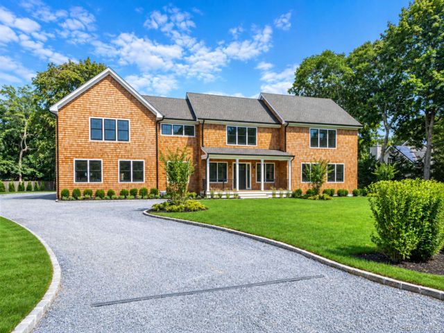  4 BR,  5.00 BTH &nbsp;Colonial style home in East Quogue
