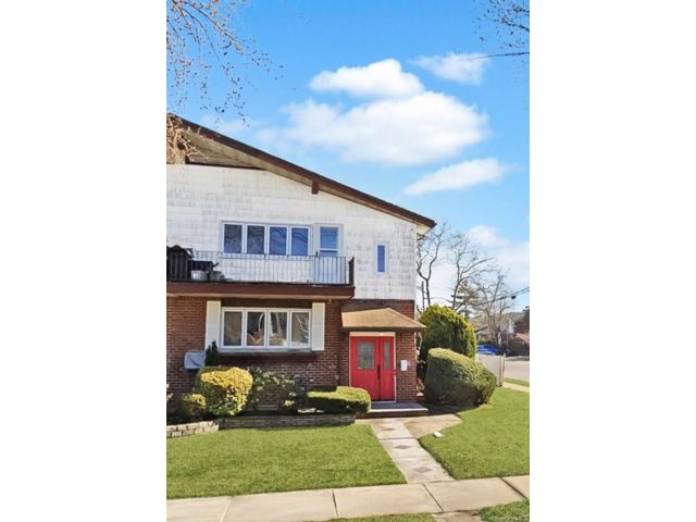  6 BR,  4.00 BTH &nbsp;Mid-century mod style home in Howard Beach