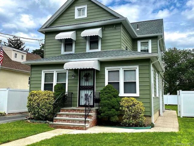  3 BR,  2.00 BTH &nbsp;Colonial style home in Farmingdale