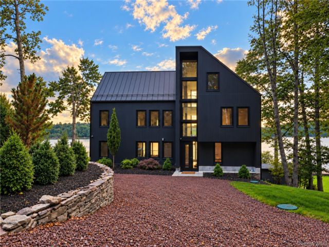  5 BR,  5.00 BTH &nbsp;Modern style home in Monticello