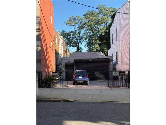 Lot <b>Size:</b> 25 x 100 ft &nbsp;House style home in East New York