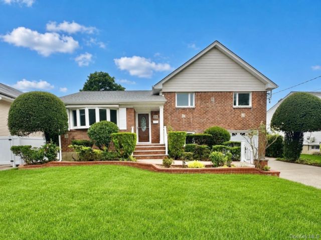  5 BR,  2.00 BTH &nbsp;Split level style home in East Meadow
