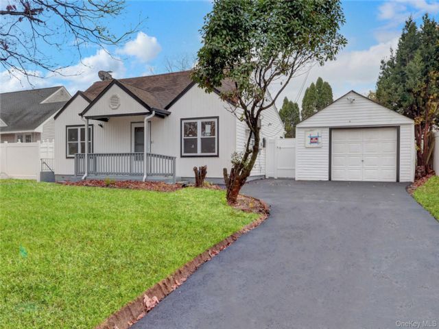  3 BR,  2.00 BTH &nbsp;Ranch style home in North Babylon