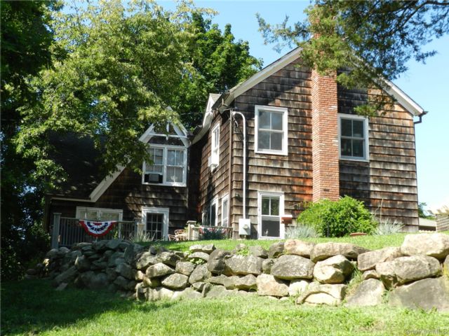  4 BR,  2.00 BTH &nbsp;Colonial style home in Mount Sinai