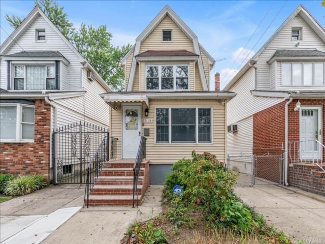  3 BR,  3.00 BTH &nbsp;Colonial style home in Forest Hills