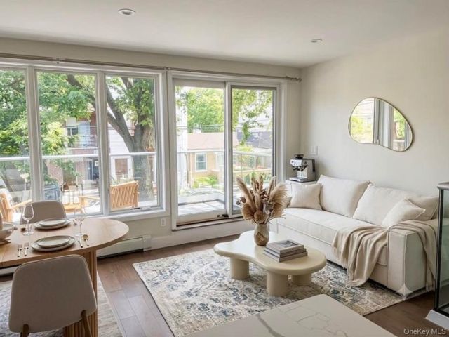  3 BR,  3.00 BTH &nbsp;Modern style home in Astoria