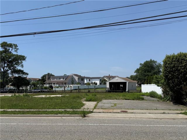 Lot <b>Size:</b>  &nbsp;House style home in Massapequa
