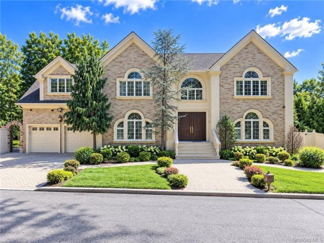  4 BR,  4.00 BTH &nbsp;Colonial style home in Grant City