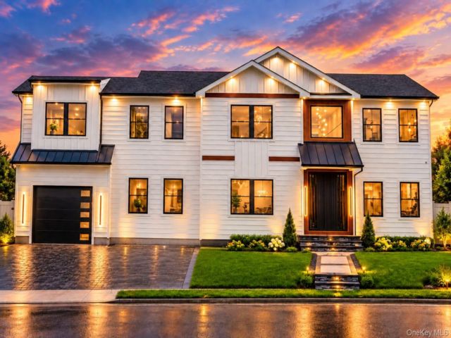 5 BR,  7.00 BTH &nbsp;Colonial style home in Westbury