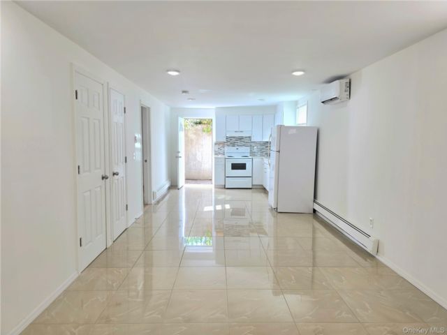  1 BR,  1.00 BTH &nbsp;Includes legal  style home in Mastic
