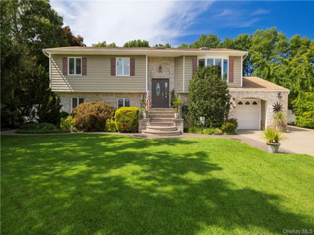  4 BR,  4.00 BTH &nbsp;Hi ranch style home in Bohemia