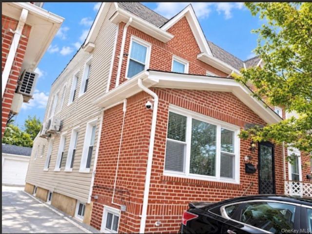  2 BR,  2.00 BTH &nbsp;Other style home in Rego Park
