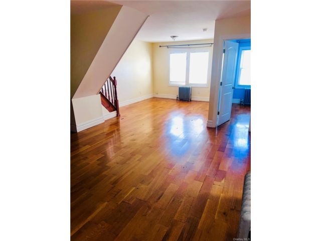  4 BR,  1.00 BTH &nbsp;Full floor apar style home in Jamaica