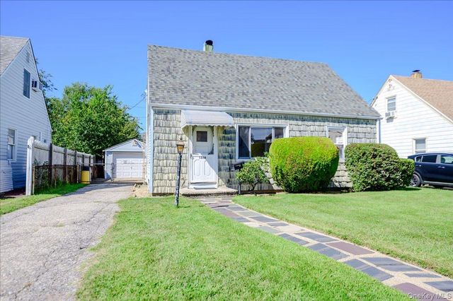  4 BR,  2.00 BTH &nbsp;Cape cod style home in Hewlett