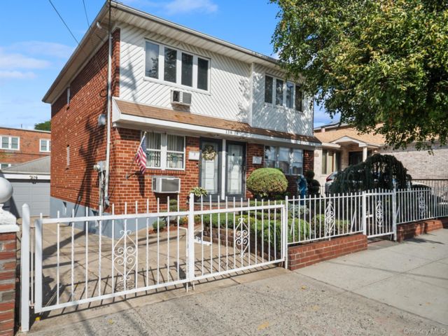  6 BR,  2.00 BTH &nbsp;House style home in Ozone Park