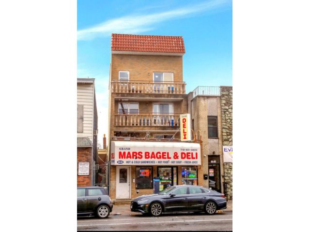  6 BR,  4.00 BTH &nbsp;House style home in Maspeth