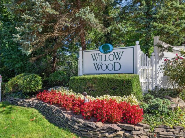  2 BR,  3.00 BTH &nbsp;Condo style home in Smithtown