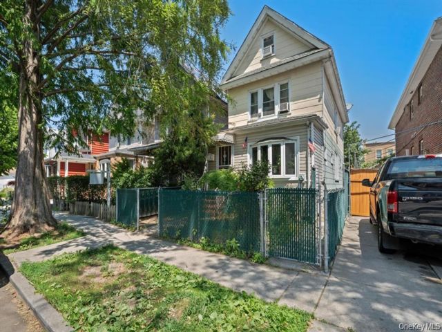  5 BR,  3.00 BTH &nbsp;Colonial style home in Richmond Hill