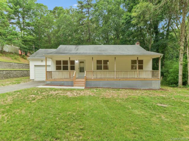  3 BR,  2.00 BTH &nbsp;Ranch style home in Ridge