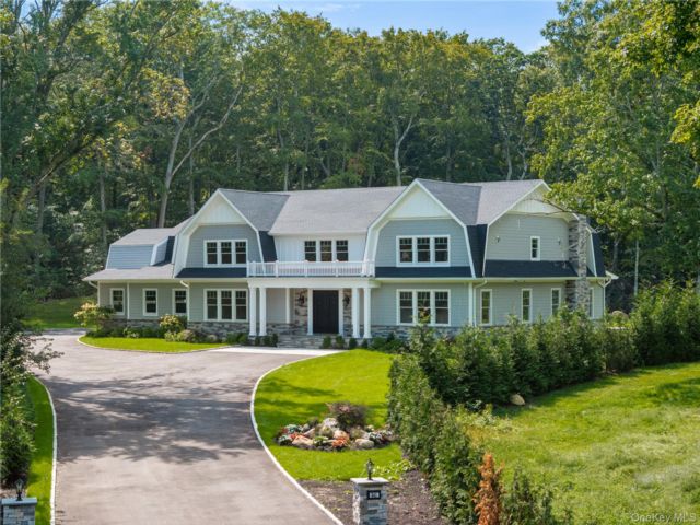  6 BR,  7.00 BTH &nbsp;Colonial style home in Syosset