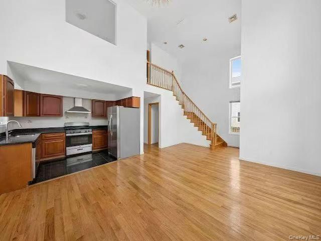  3 BR,  4.00 BTH &nbsp;Colonial style home in Little Neck
