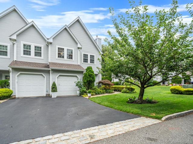  3 BR,  3.00 BTH &nbsp;Condo style home in East Setauket