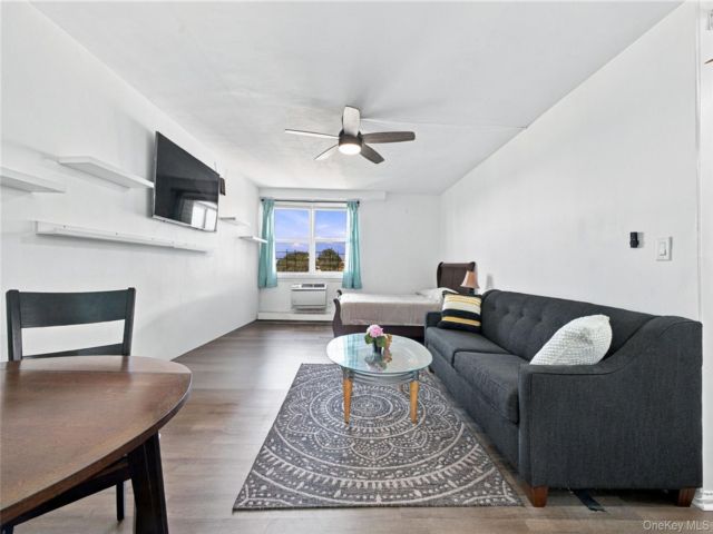 Studio,  1.00 BTH &nbsp;Mid rise style home in Jamaica Hills