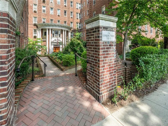  1 BR,  1.00 BTH &nbsp;Mid rise style home in Kew Gardens