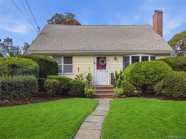  4 BR,  2.00 BTH &nbsp;Cape cod style home in Huntington Station