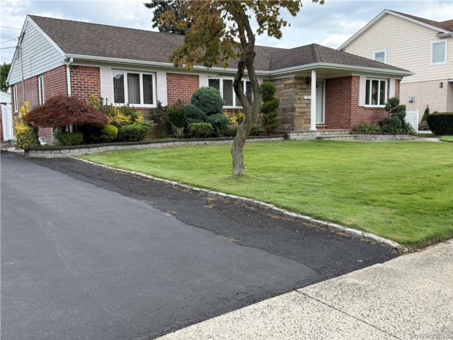  3 BR,  2.00 BTH &nbsp;Ranch style home in New Hyde Park