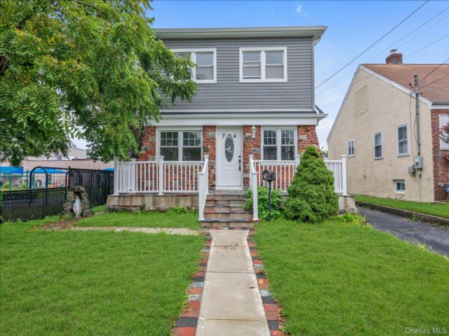  5 BR,  3.00 BTH &nbsp;House style home in East Rockaway