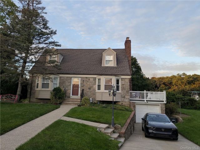  3 BR,  3.00 BTH &nbsp;Exp cape style home in Uniondale
