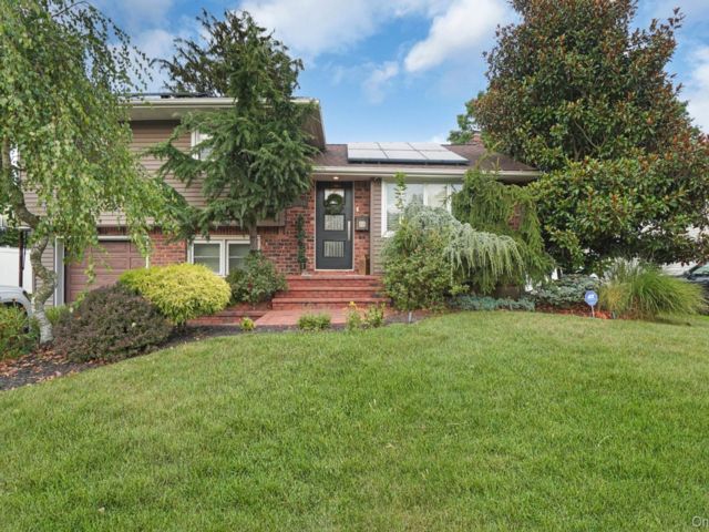 4 BR,  2.00 BTH &nbsp;Split level style home in Commack
