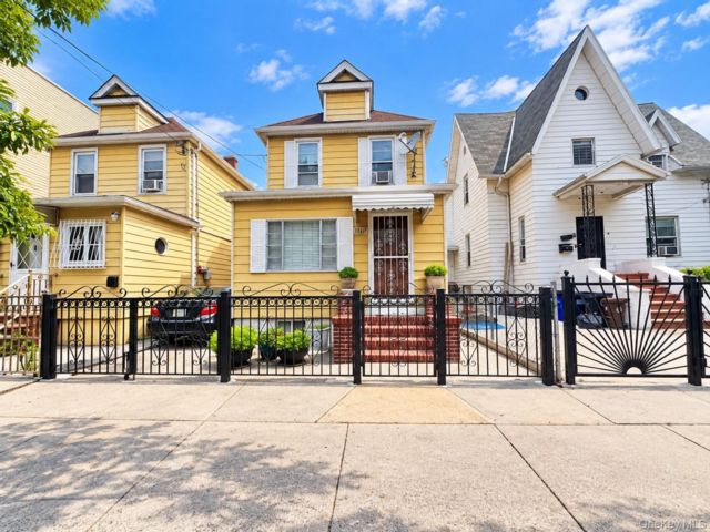  4 BR,  3.00 BTH &nbsp;Colonial style home in Corona