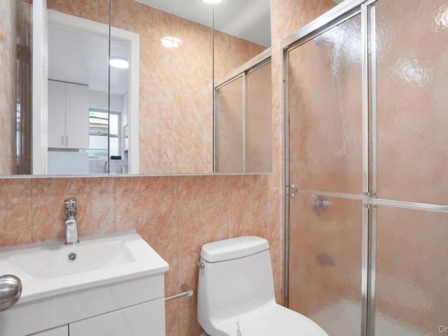  3 BR,  1.00 BTH &nbsp;Full floor apar style home in Maspeth