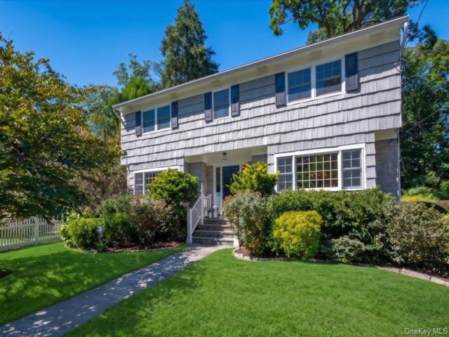  4 BR,  4.00 BTH &nbsp;Colonial style home in Pelham