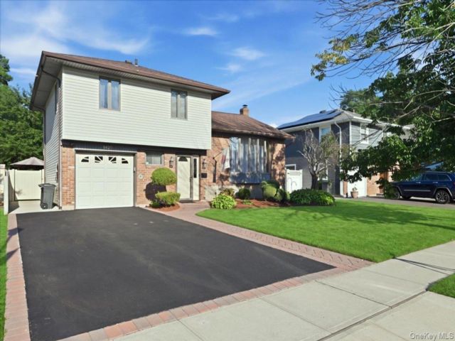  4 BR,  2.00 BTH &nbsp;Split level style home in Wantagh