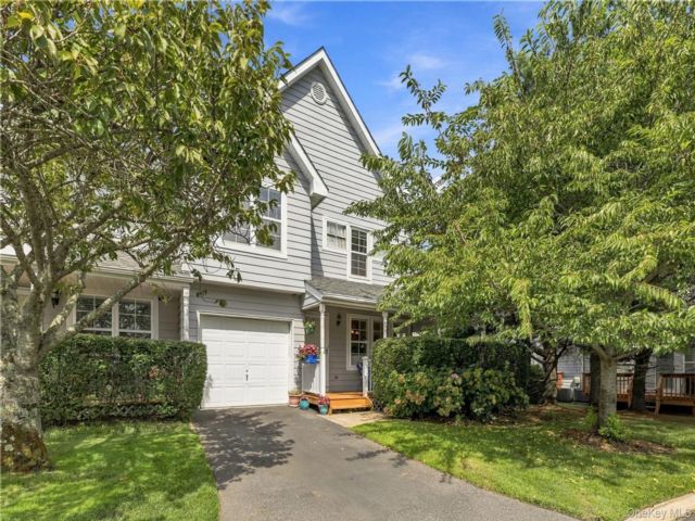  3 BR,  3.00 BTH &nbsp;Condo style home in Central Islip