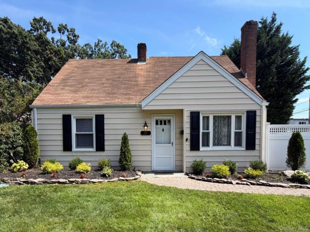  2 BR,  1.00 BTH &nbsp;Cape cod style home in Massapequa