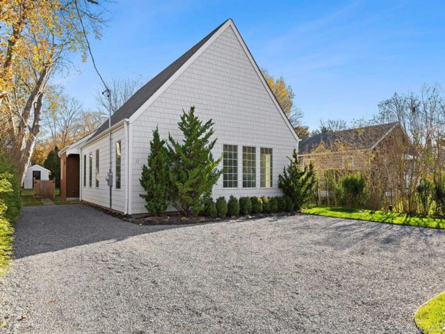  5 BR,  6.00 BTH &nbsp;Traditional style home in Southampton