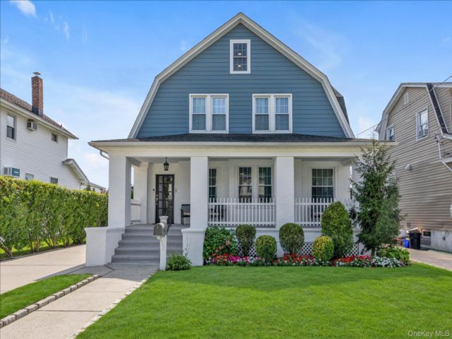  3 BR,  2.00 BTH &nbsp;Colonial style home in East Rockaway