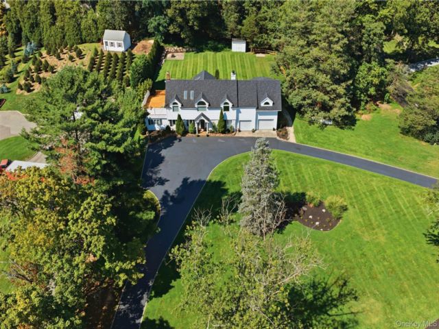  4 BR,  3.00 BTH &nbsp;Contemporary style home in Greenlawn