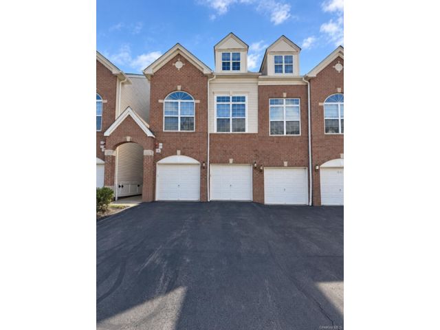  2 BR,  3.00 BTH &nbsp;Condo style home in New Windsor